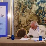 El explorador Kitín Muñoz es condecorado con la Cruz de Oro Naval, arropado por el doctor Manuel de la Peña