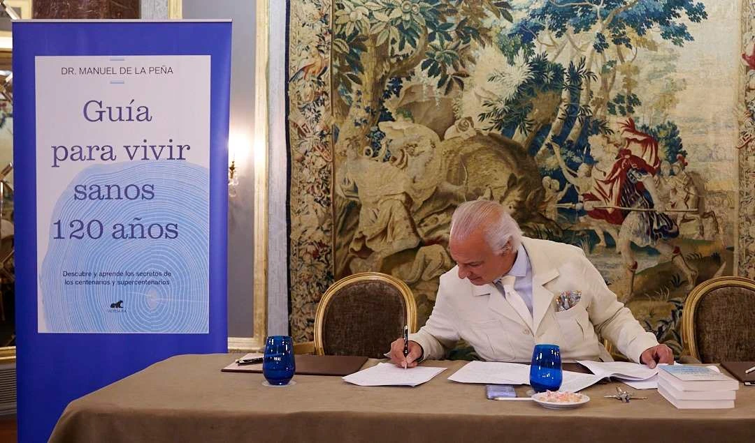 El explorador Kitín Muñoz es condecorado con la Cruz de Oro Naval, arropado por el doctor Manuel de la Peña
