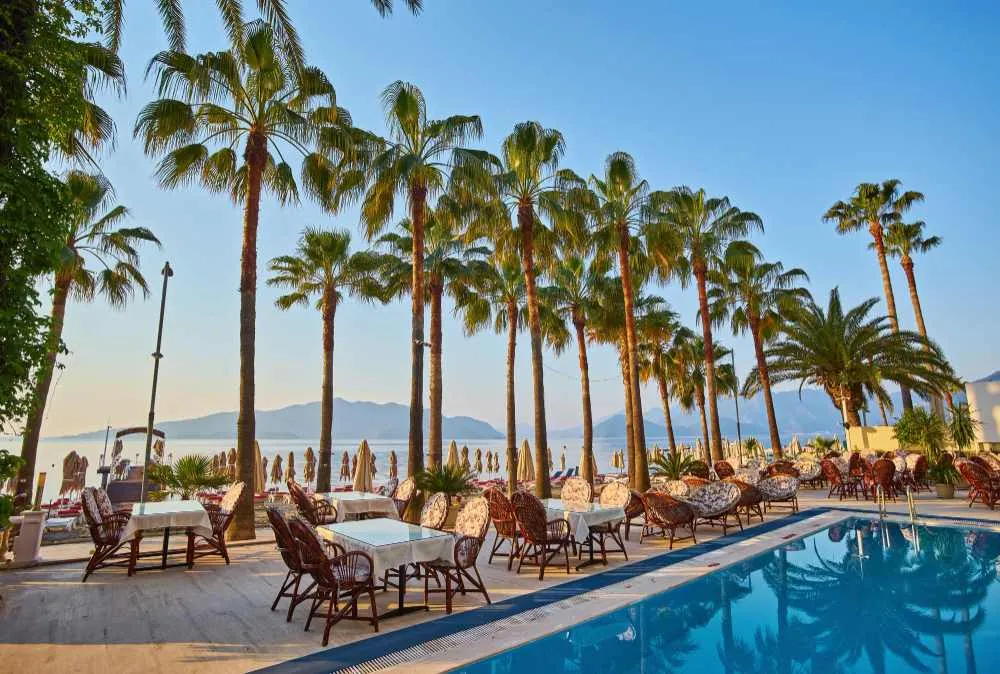 La beautiful people de Marbella vibra con los tratamientos de rejuvenecimiento biológico del doctor Manuel de la Peña.