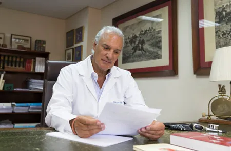 Manuel de la Peña leyendo documento