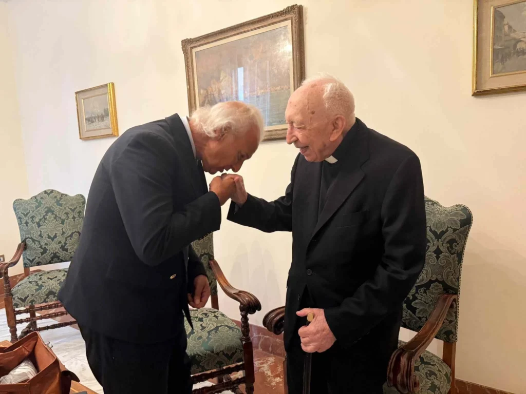 El cardenal Angelo Acerbi cumple 100 años en el Vaticano, acompañado del doctor Manuel de la Peña, gurú de la longevidad