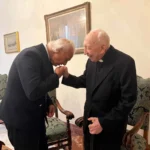 El cardenal Angelo Acerbi cumple 100 años en el Vaticano, acompañado del doctor Manuel de la Peña, gurú de la longevidad